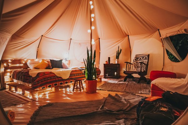 Découvrez le glamping au cosycamp : luxe et nature exquises
